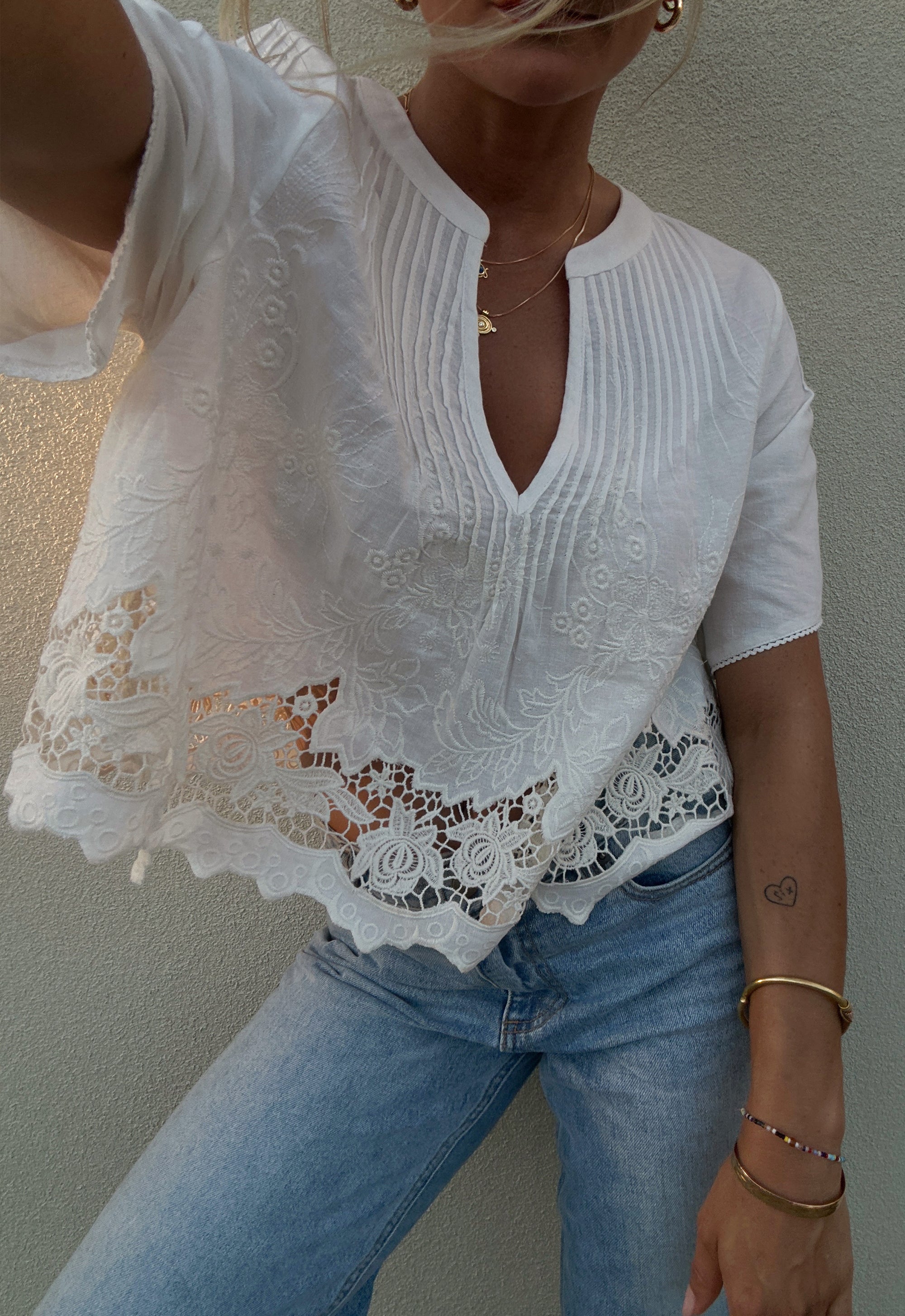 Jours+ Amore Half Sleeve Blouse オフホワイト Kala Short Sleeve Blouse – SPELL